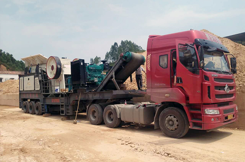 移動破碎機(jī)帶柴油機(jī)一體機(jī)