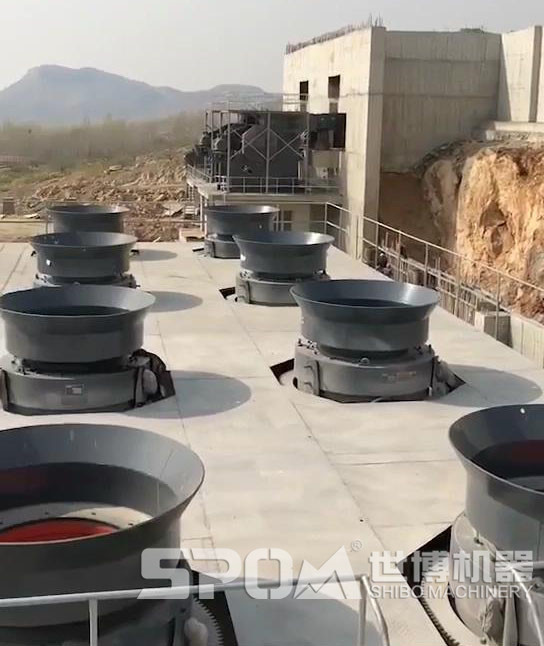 多臺液壓巖石圓錐機，現(xiàn)場圖