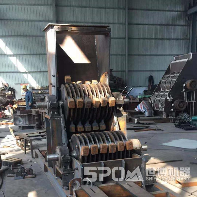 世博雙級破碎機生產(chǎn)車間，雙級破碎機半成品內(nèi)部結(jié)構(gòu)