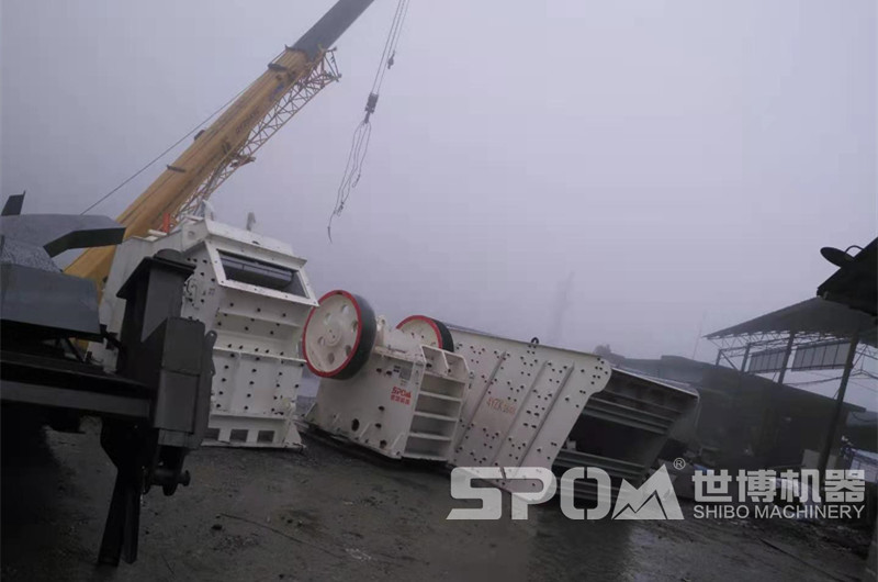 鄂破反擊破振動(dòng)篩，現(xiàn)場(chǎng)待安裝